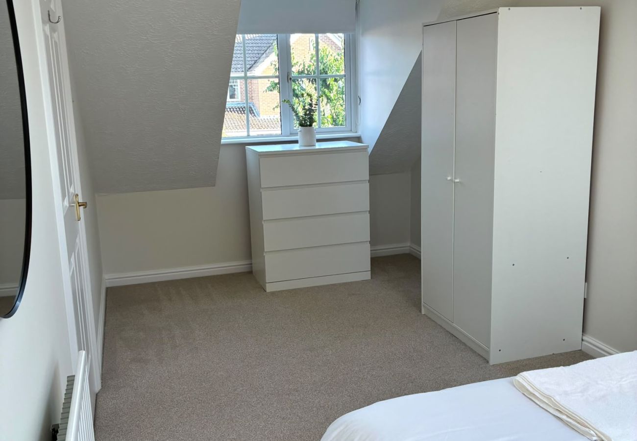 House in Chichester - 5-Bed Home Chichester | Parking, Ensuite & Garden