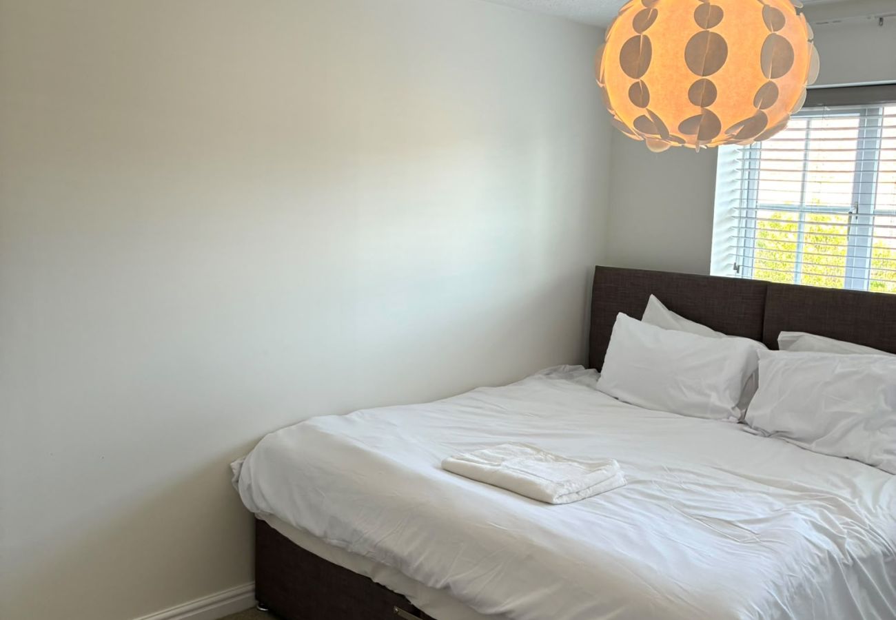 House in Chichester - 5-Bed Home Chichester | Parking, Ensuite & Garden