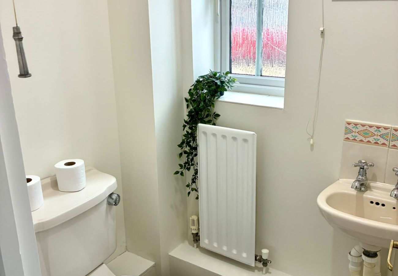 House in Chichester - 5-Bed Home Chichester | Parking, Ensuite & Garden