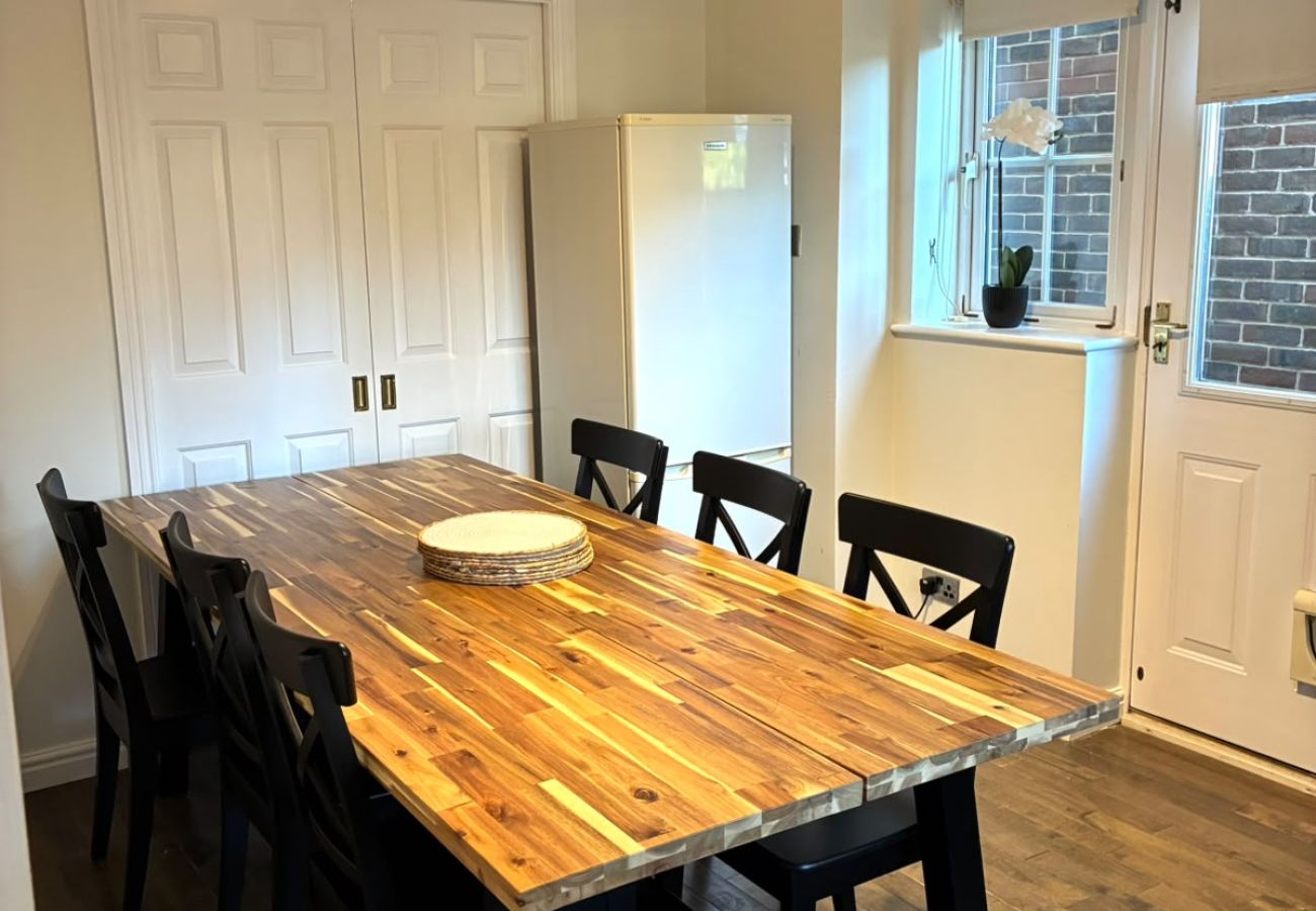 House in Chichester - 5-Bed Home Chichester | Parking, Ensuite & Garden