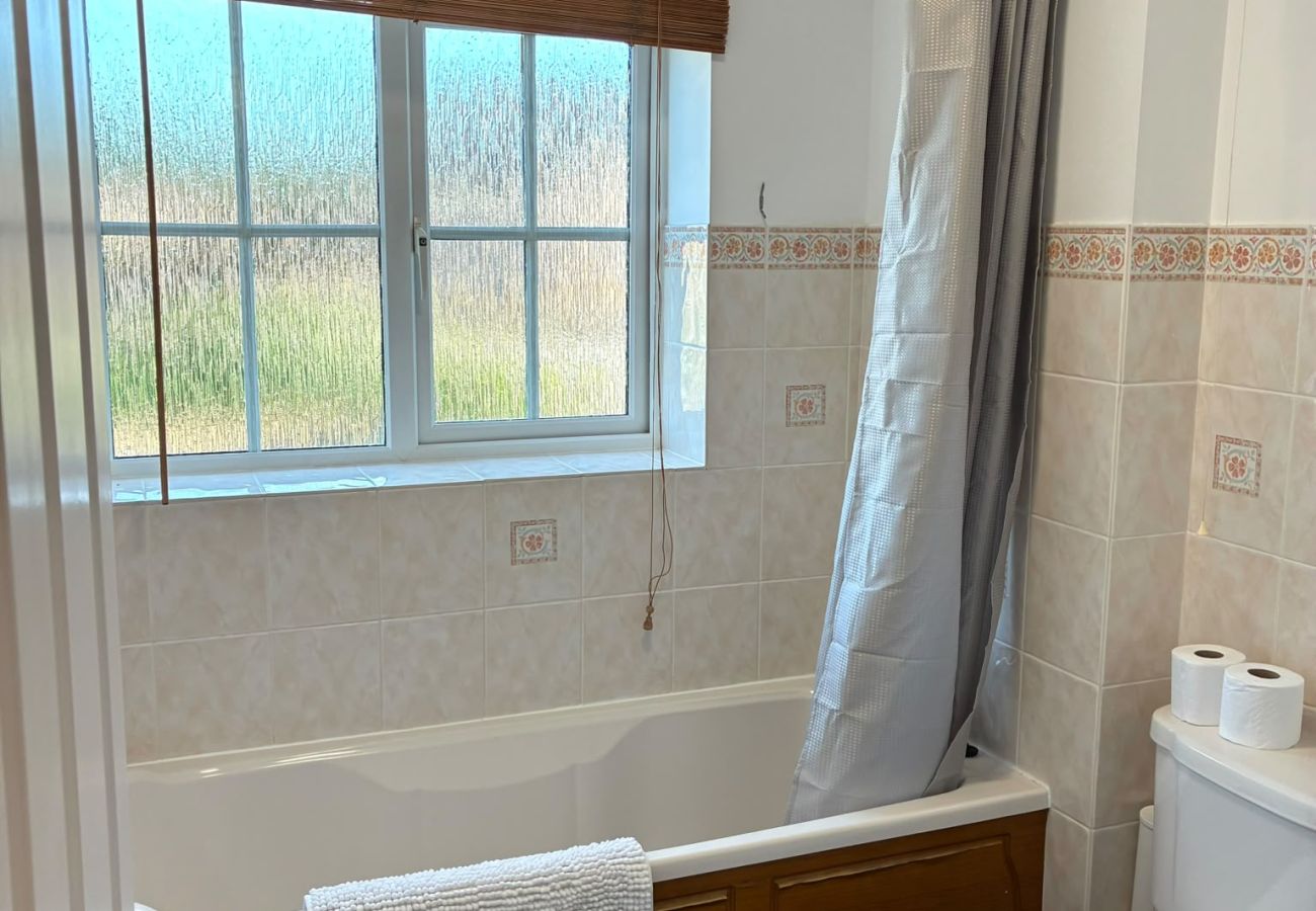 House in Chichester - 5-Bed Home Chichester | Parking, Ensuite & Garden