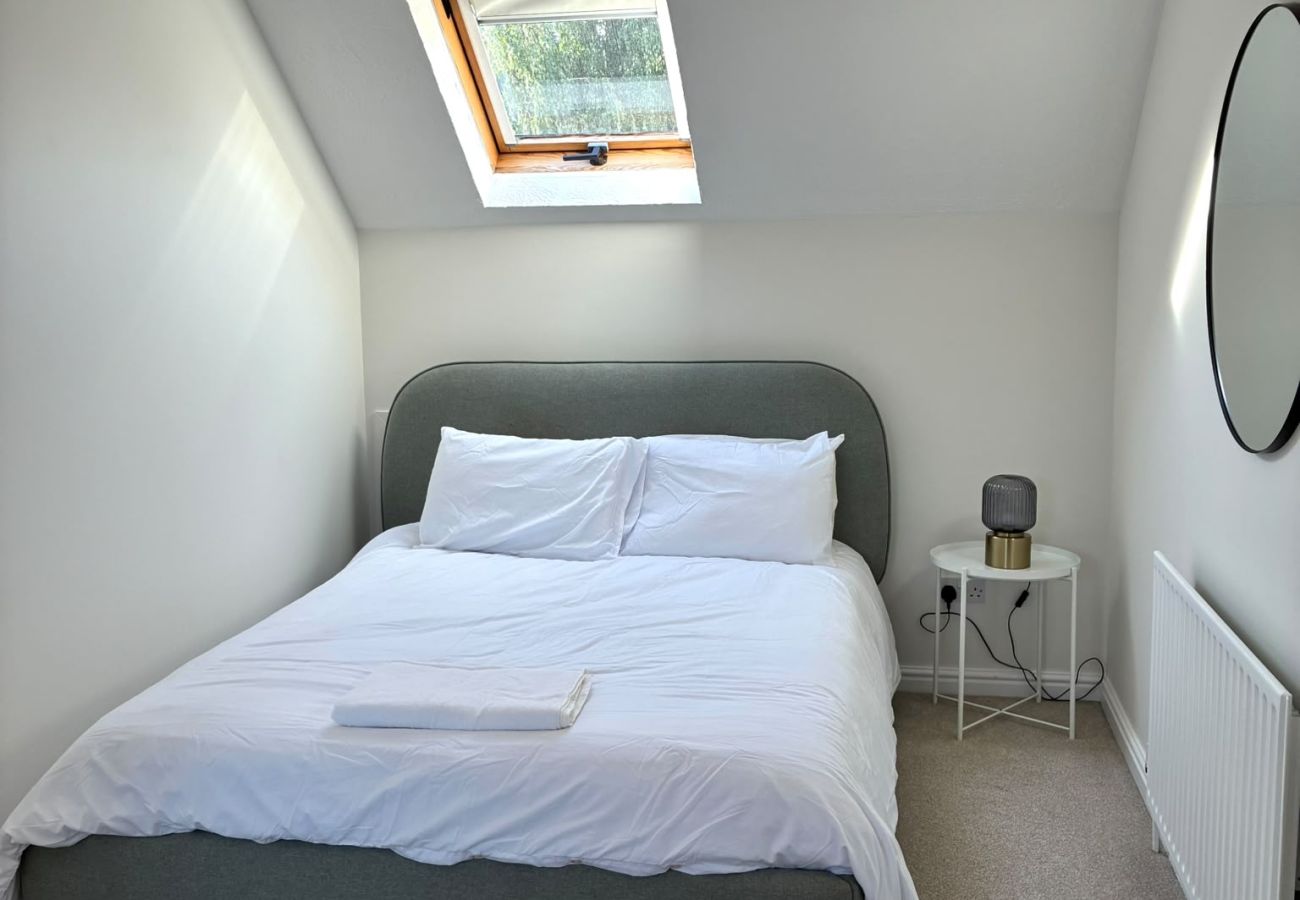 House in Chichester - 5-Bed Home Chichester | Parking, Ensuite & Garden