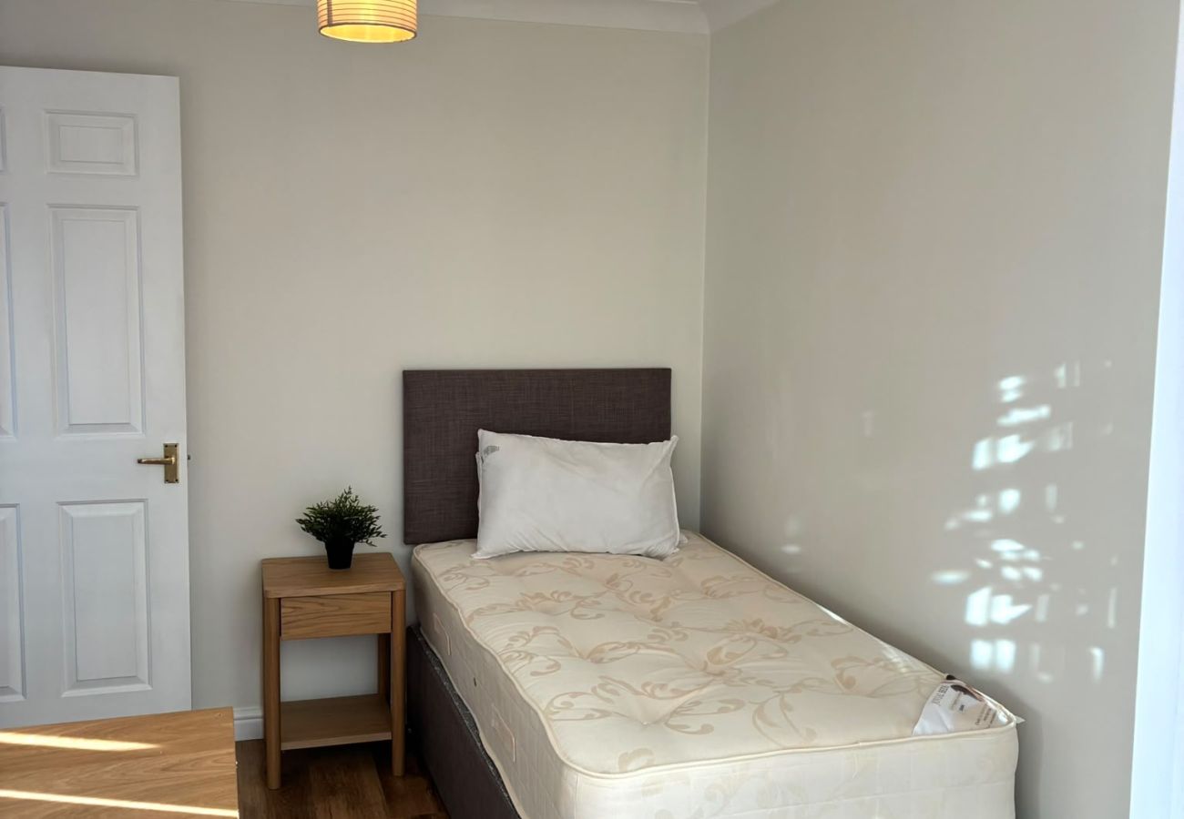House in Chichester - 5-Bed Home Chichester | Parking, Ensuite & Garden