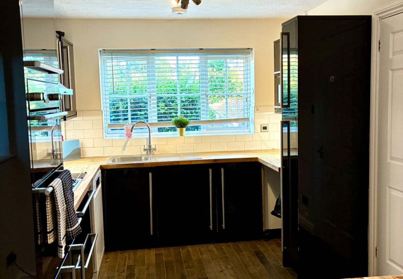 House in Chichester - 5-Bed Home Chichester | Parking, Ensuite & Garden