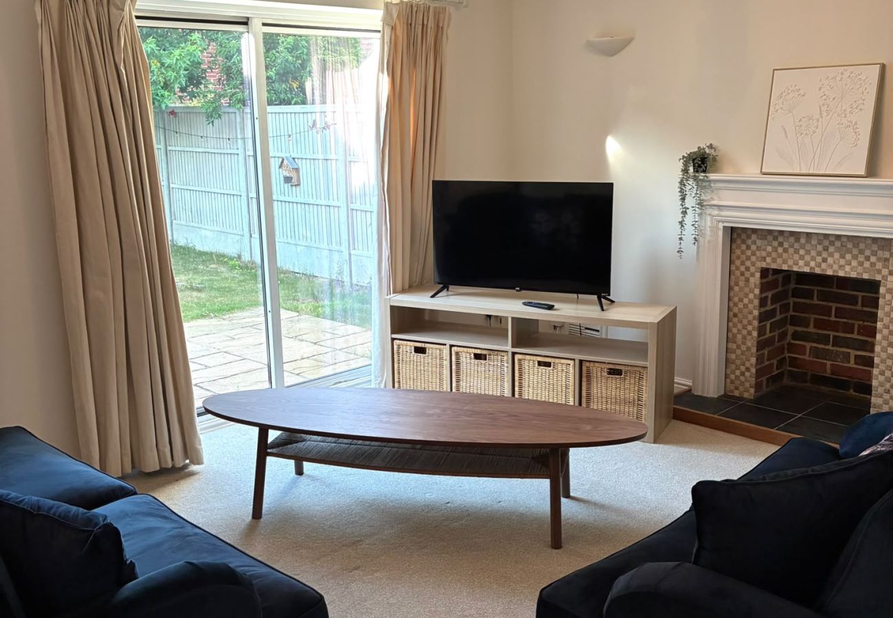 House in Chichester - 5-Bed Home Chichester | Parking, Ensuite & Garden