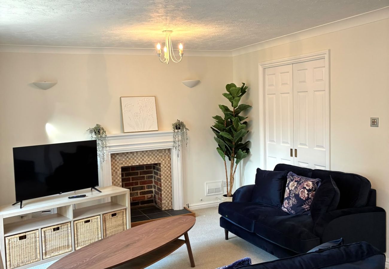 House in Chichester - 5-Bed Home Chichester | Parking, Ensuite & Garden