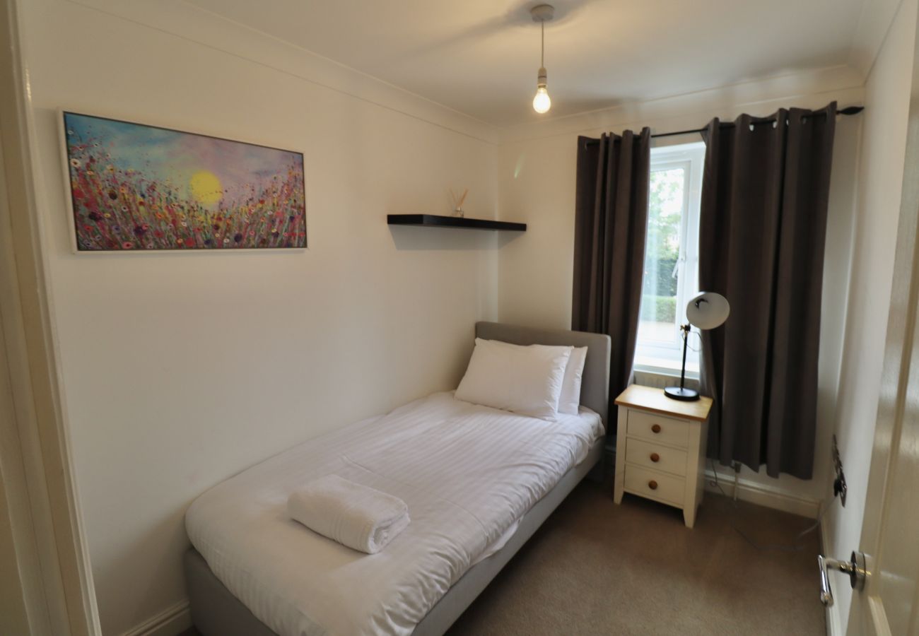 House in Chichester - 5-Bed Home Chichester | Parking, Ensuite & Garden