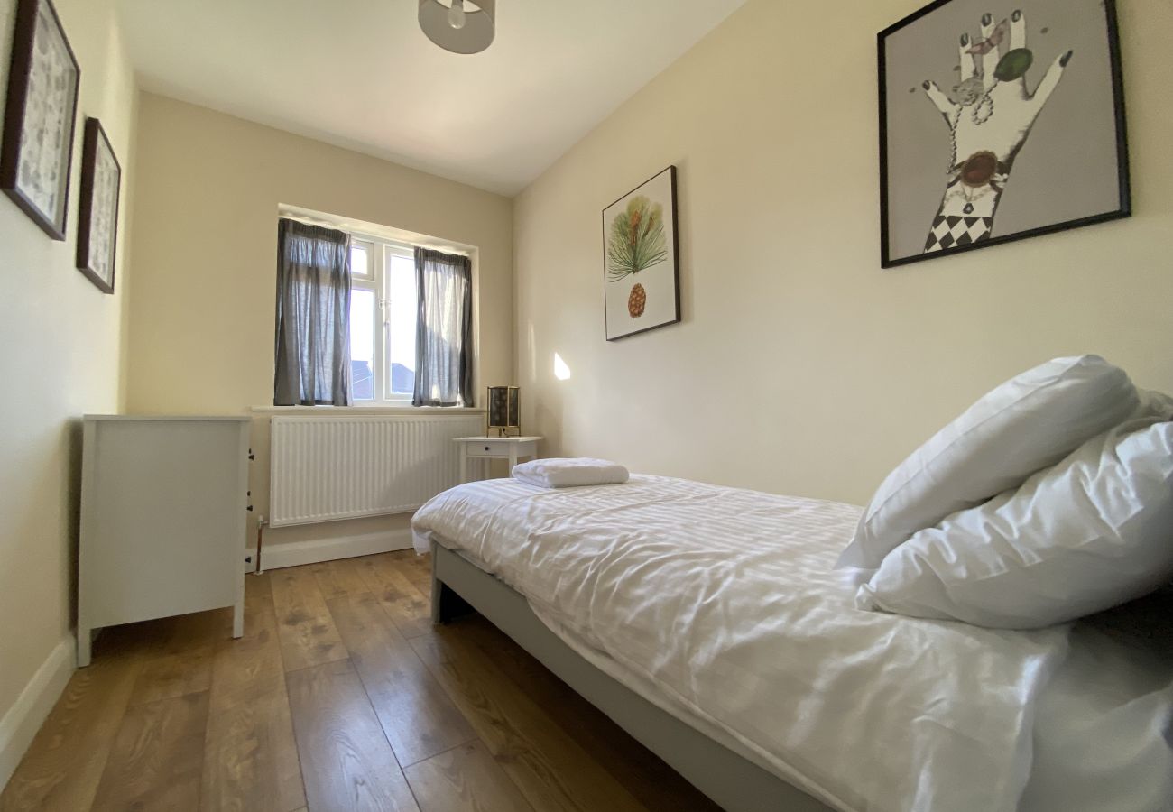 House in Chichester - 5-Bed Home Chichester | Parking, Ensuite & Garden