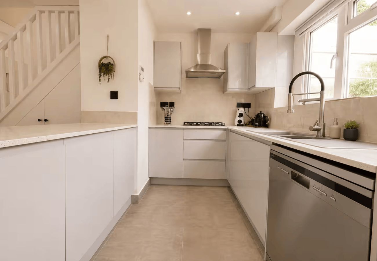 House in Sunningdale - Sunningdale 3 Bed Home w/ Garden & Sunroom