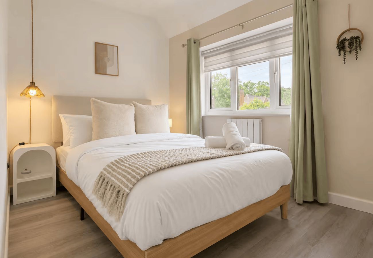 House in Sunningdale - Sunningdale 3 Bed Home w/ Garden & Sunroom