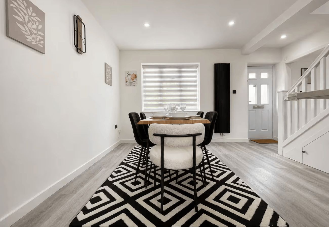 House in Sunningdale - Sunningdale 3 Bed Home w/ Garden & Sunroom