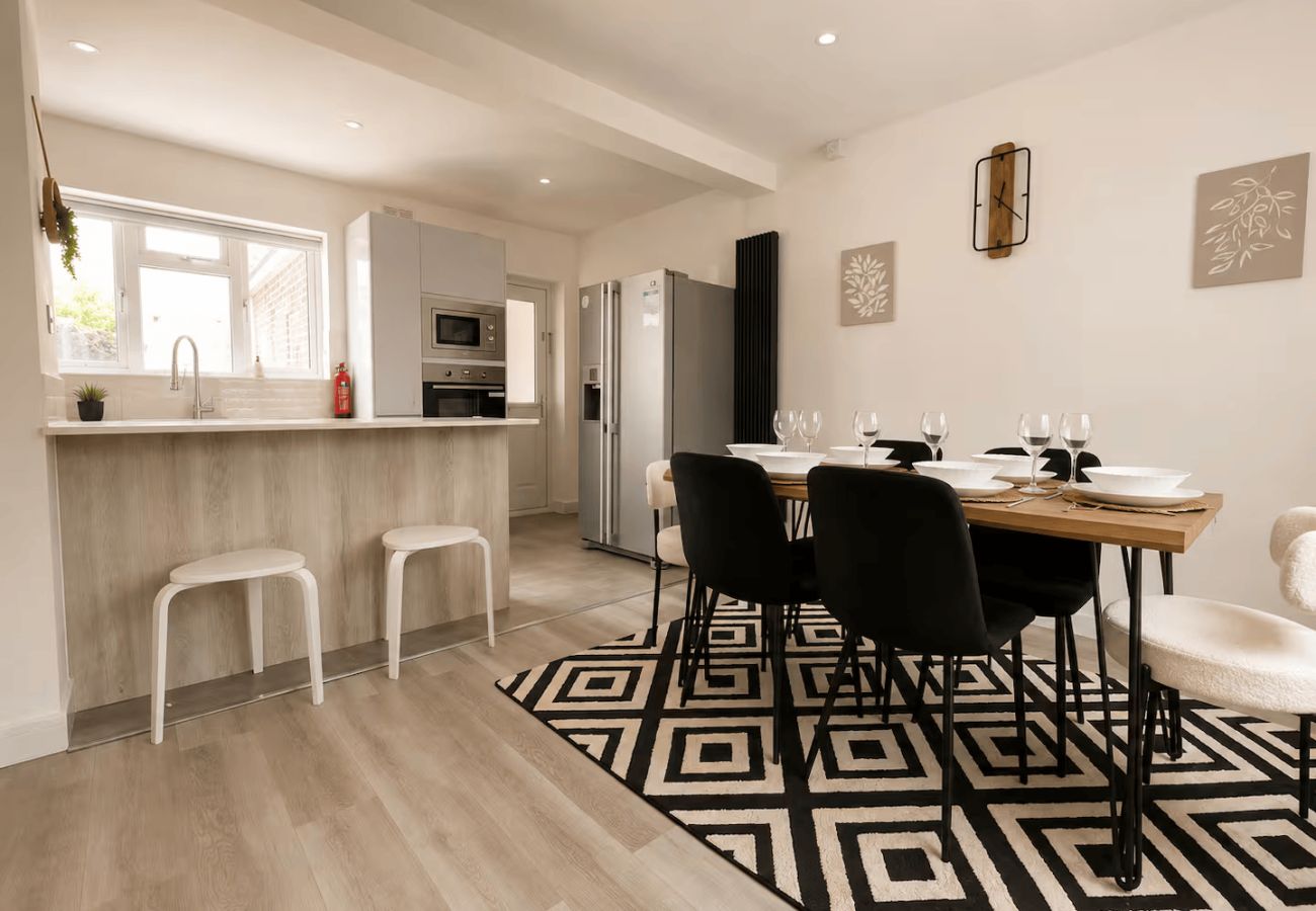 House in Sunningdale - Sunningdale 3 Bed Home w/ Garden & Sunroom