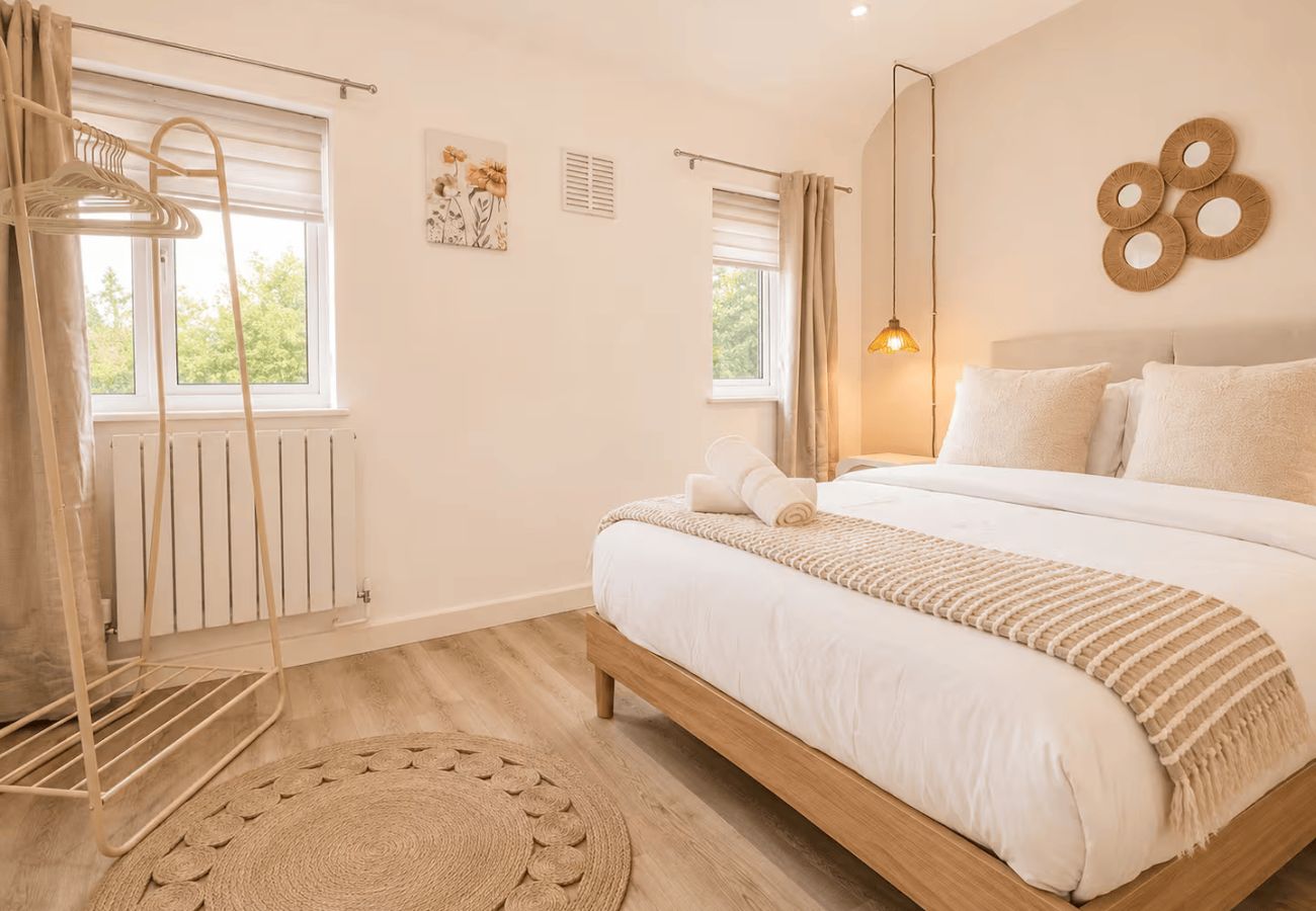 House in Sunningdale - Sunningdale 3 Bed Home w/ Garden & Sunroom