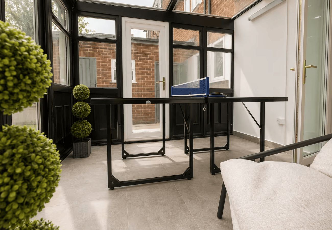 House in Sunningdale - Sunningdale 3 Bed Home w/ Garden & Sunroom
