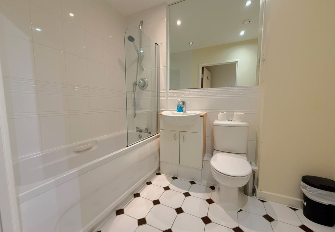 Apartment in Woking - 2-Bedroom Apartment in Central Woking
