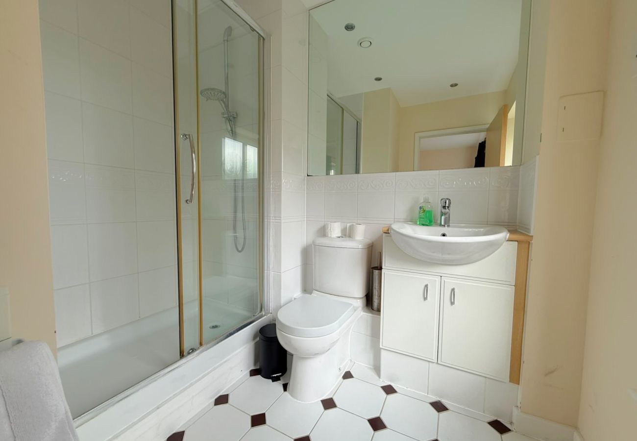 Apartment in Woking - 2-Bedroom Apartment in Central Woking