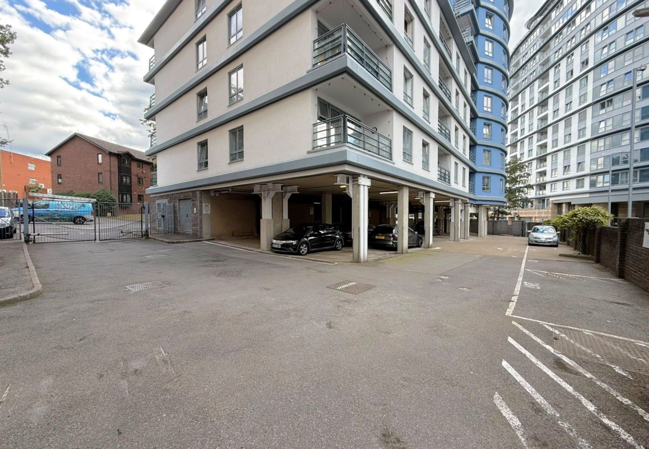 Apartment in Woking - 2-Bedroom Apartment in Central Woking